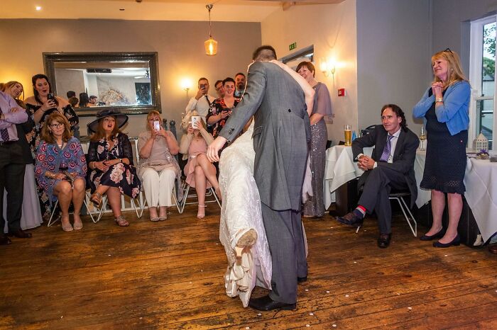 30 Honest Wedding Photos By Ian Weldon That Are As Funny As They Are Chaotic (New Pics)