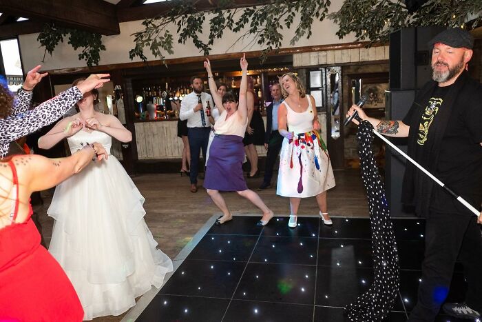 30 Honest Wedding Photos By Ian Weldon That Are As Funny As They Are Chaotic (New Pics)