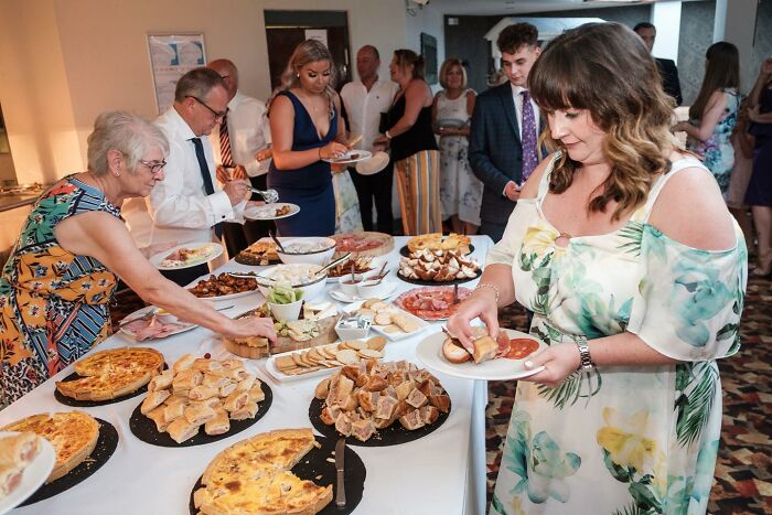 30 Honest Wedding Photos By Ian Weldon That Are As Funny As They Are Chaotic (New Pics)