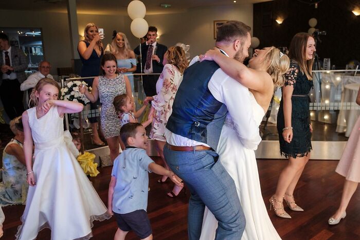30 Honest Wedding Photos By Ian Weldon That Are As Funny As They Are Chaotic (New Pics)