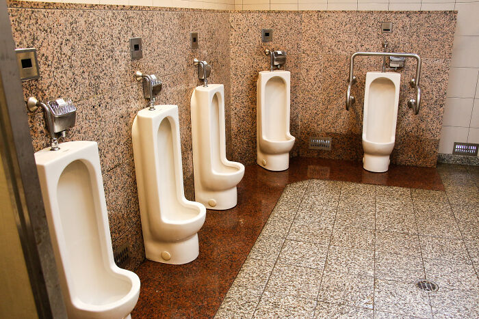 Un baño con 5 mingitorios significa un baño con 3 mingitorios