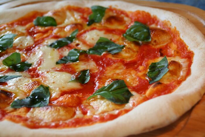 La cerveza y la pizza son un pago aceptable por ayudar a un amigo