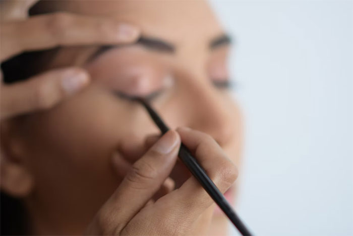 Esta dama de honor, que tiene una cicatriz en el rostro, preguntó si podía no asistir a la boda cuando la novia le prohibó usar maquillaje