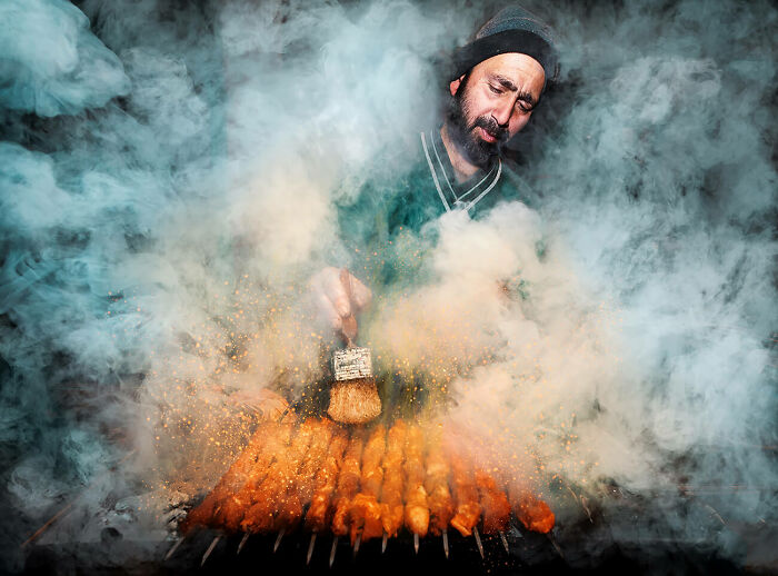 El ganador del segundo lugar es Debdatta Chakraborty (India) con su imagen "Kebabiyana"