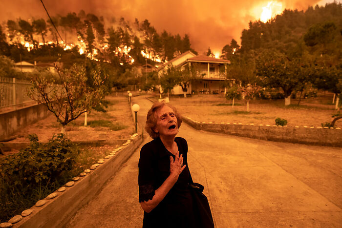 El tercer lugar lo ocupa Konstantinos Tsakalidis (Grecia) con su imagen "Mujer de Evia"