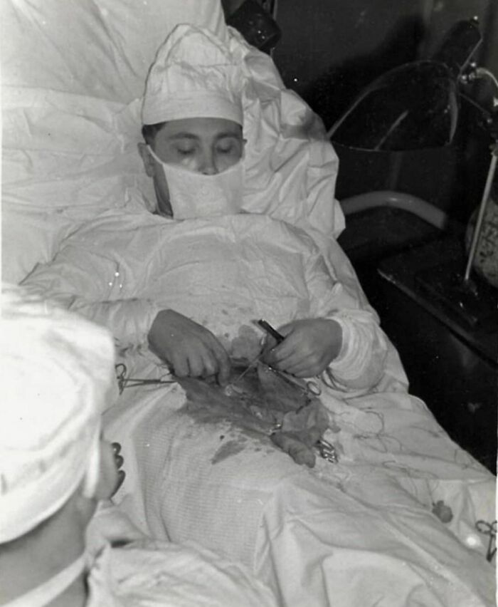 Leonid Rogozov, médico soviético de 27 años, se opera a sí mismo para extirpar un apéndice infectado durante una expedición a la Antártida en 1961, en la que era el único médico del equipo