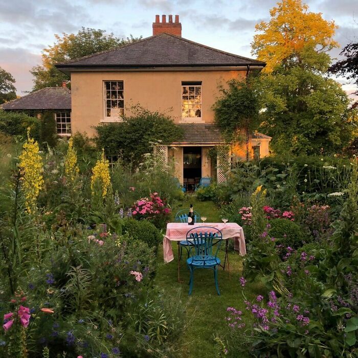 40 Homes That Feel Too Dreamy To Be Real, As Shared On The ‘Somewhere I Would Like To Live’ Instagram Account