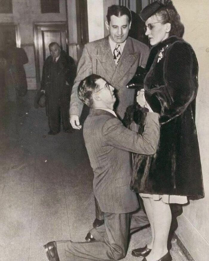 Un hombre suplica el perdón de su esposa en un tribunal de divorcio, Chicago, 1948