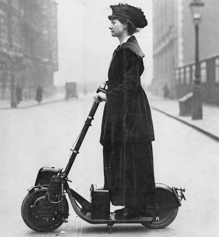 Lady Norman en su patinete eléctrico Scooter/Autoped, 1916
