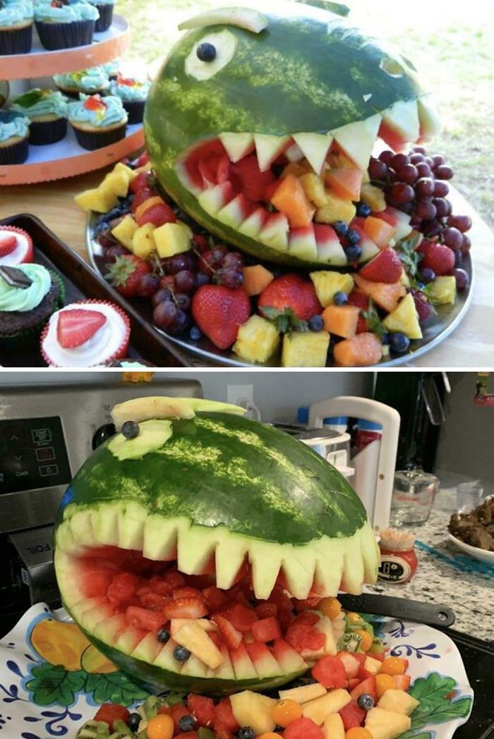 Para el cuarto cumpleaños de mi hijo tallé una cabeza de dinosaurio de sandía. No salió tan mal (la mía está en la parte inferior)