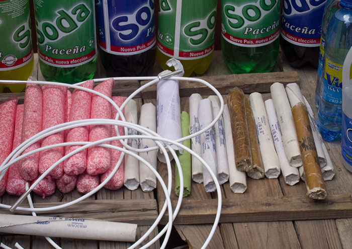 Variedad de rollos y bebidas soda Pacena en exhibición, curiosidades y datos muy informativos sobre productos tradicionales.