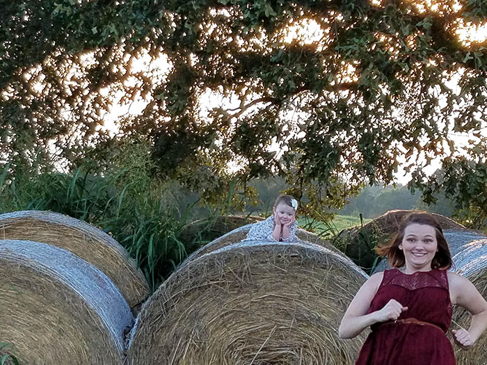 Foto divertida de mi esposa corriendo para quitarse de la foto de la bebé