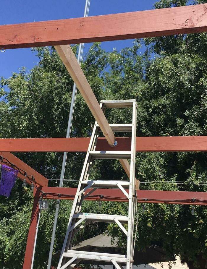 Mi cuñado reparando su toldo