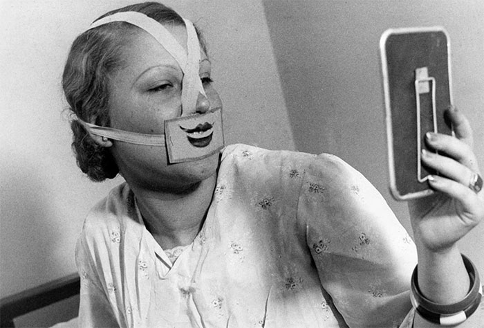 Una mujer en un programa de ajuste de actitud, década de 1930