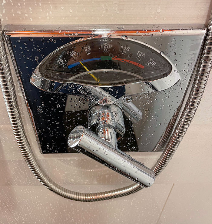 La ducha del hotel tiene un termómetro para el agua