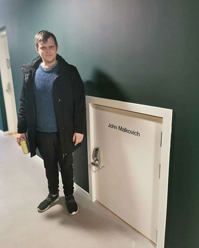 Este hotel tiene una pequeña puerta que pone "John Malkovich"