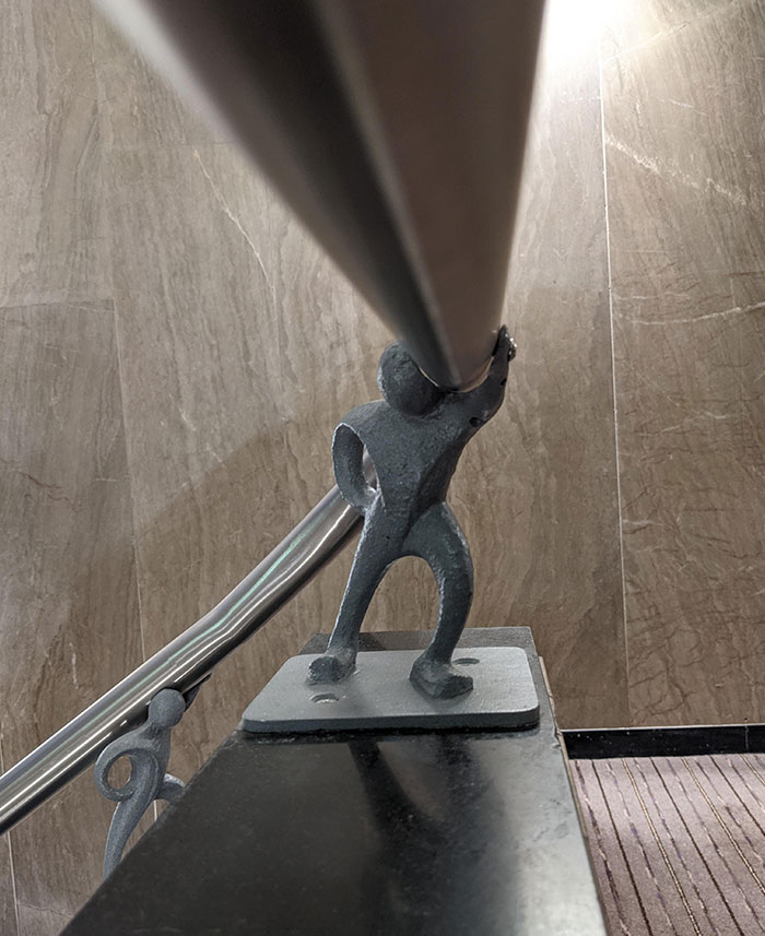 Las barandillas de mi hotel son sostenidas por pequeños hombres de metal