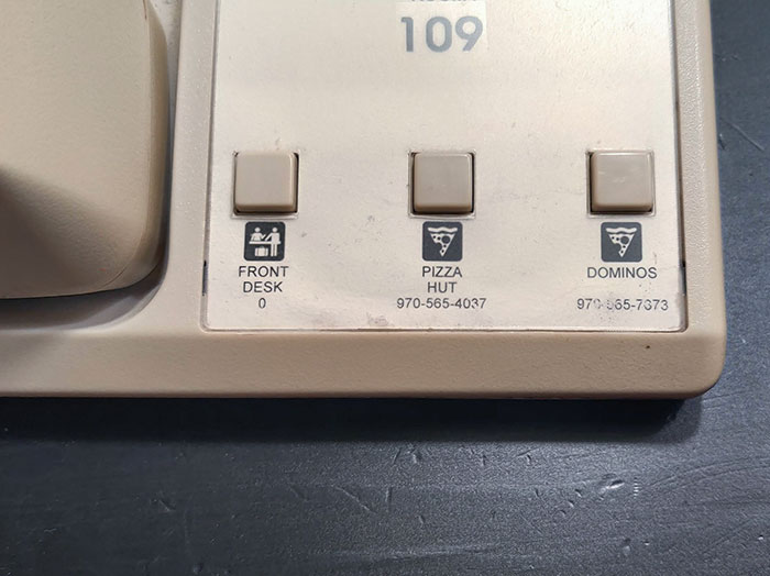 El teléfono de la habitación tiene botones de marcado rápido para pedir pizza