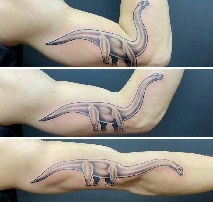 Un tatuaje de un dinosaurio en movimiento
