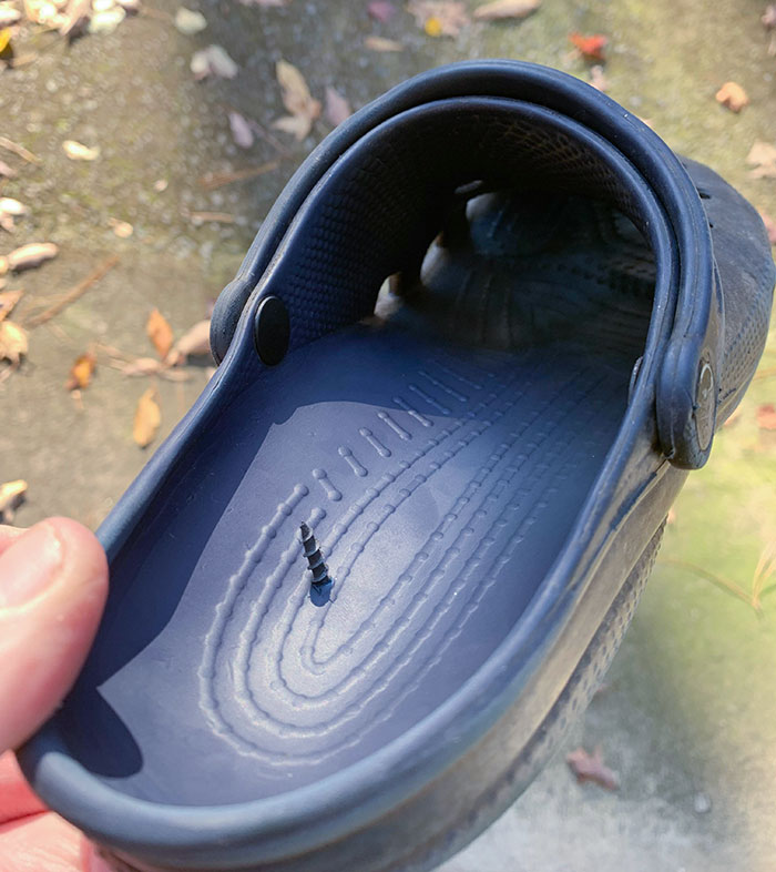 Ayer mi hijo estaba jugando al taller mientras yo arreglaba la puerta del garaje. Me alegro de haber revisado mi zapato antes de ponérmelo