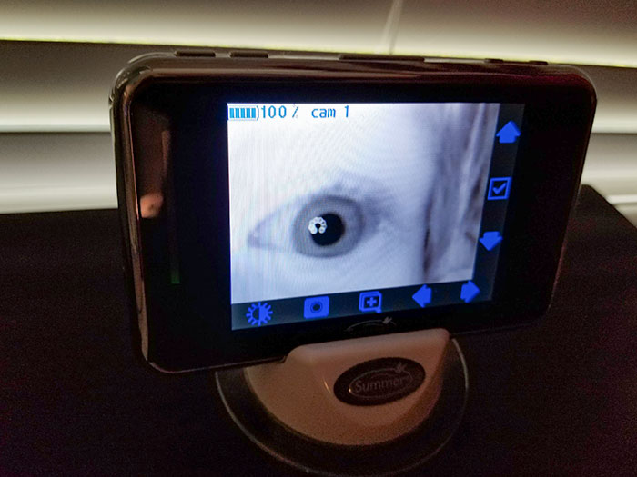 Creo que mi hija encontró el monitor del bebé