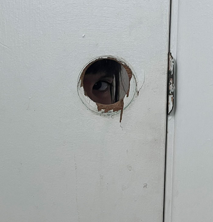 Mi hija mirándome cuando voy al baño