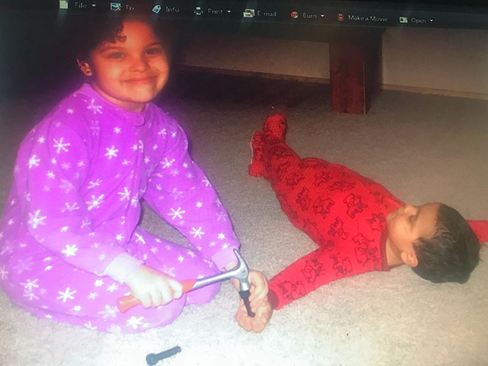 Cuando era niña, mi hermana y yo siempre jugábamos a “crucificar”, y una vez mi hermana se quejó porque no podía ponerme clavos de verdad