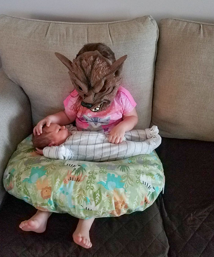 Así es como mi sobrina de 2 años y medio insiste en sostener a su nuevo hermano