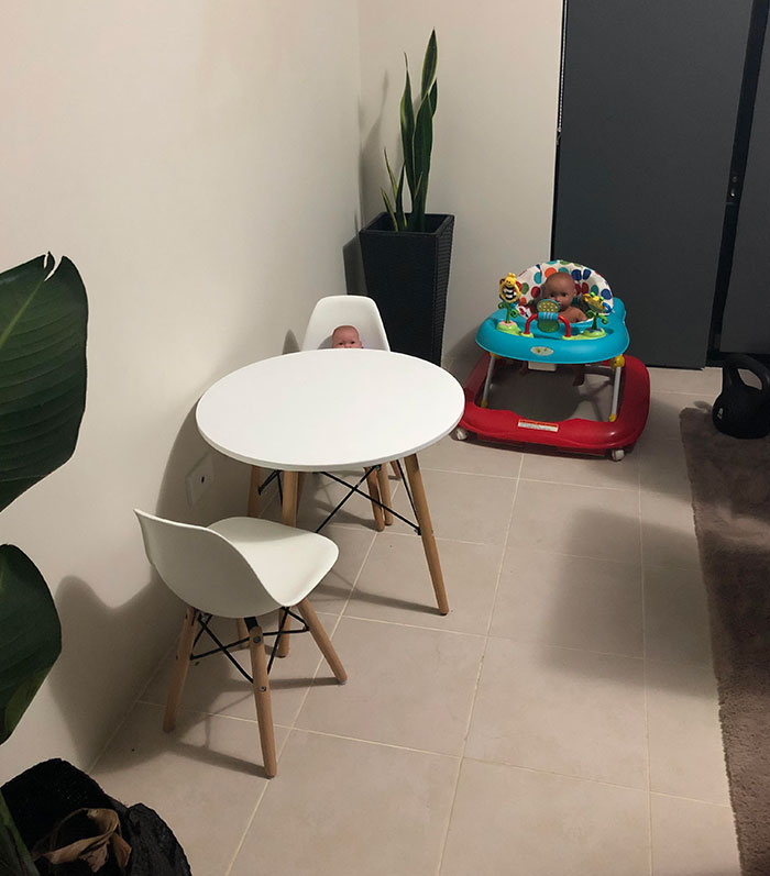 A pesar de todas las charlas que tuvimos, mi hija de 2 años sigue dejando muñecas por toda la casa. Me da un gran susto cada vez que lo hace. 