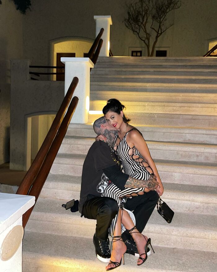 Los internautas debaten sobre las diminutas porciones de comida en la boda Kardashian-Barker después del video viral de Kylie Jenner
