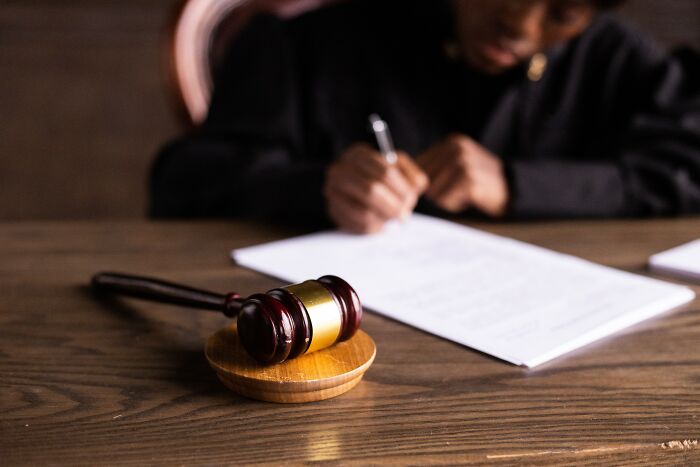 "¿Qué es moral pero ilegal?": 20 personas comparten algunas de las leyes más tontas del mundo