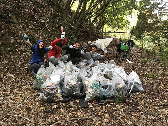 La mayoría de la gente piensa que Japón es un país relativamente libre de basura, pero no siempre es así. Hoy, mis amigos y yo intentamos limpiar el bosque. Todo esto sólo nos llevó 4 horas