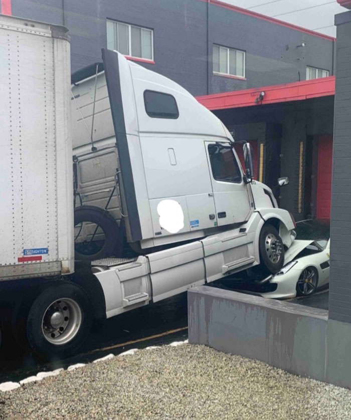 El propietario de la empresa decidió dejar de pagar a sus conductores, así que uno de ellos aparcó su semirremolque en el Ferrari del propietario y lo dejó allí