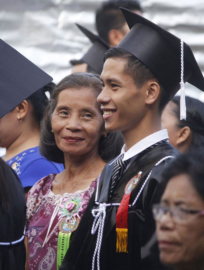 La mirada orgullosa de una madre