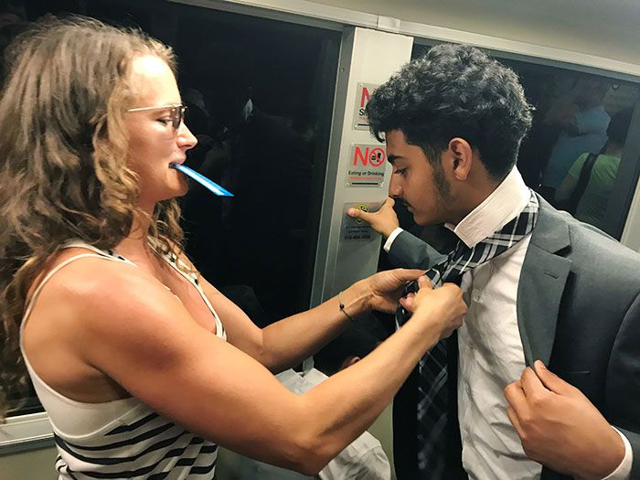 El chico intentaba desesperadamente atar una corbata y no lo conseguía por sí mismo. Una pasajera le preguntó si necesitaba ayuda