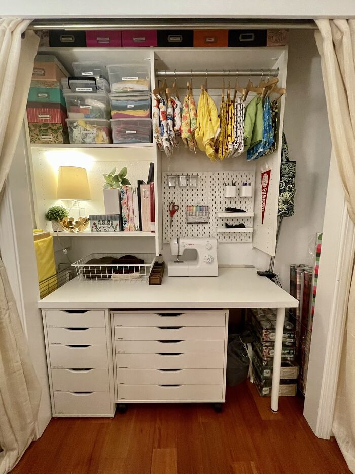 Necesitaba un espacio para hacer manualidades, así que quité los cajones del armario de la habitación de invitados e hice esto
