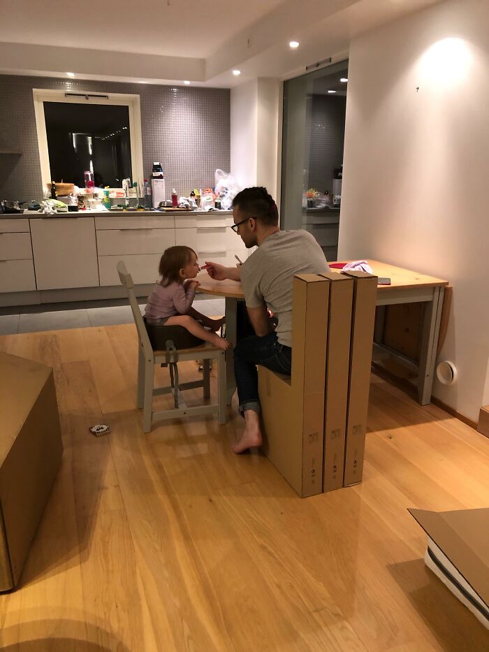 Truco de papá cansado con una silla Gamleby