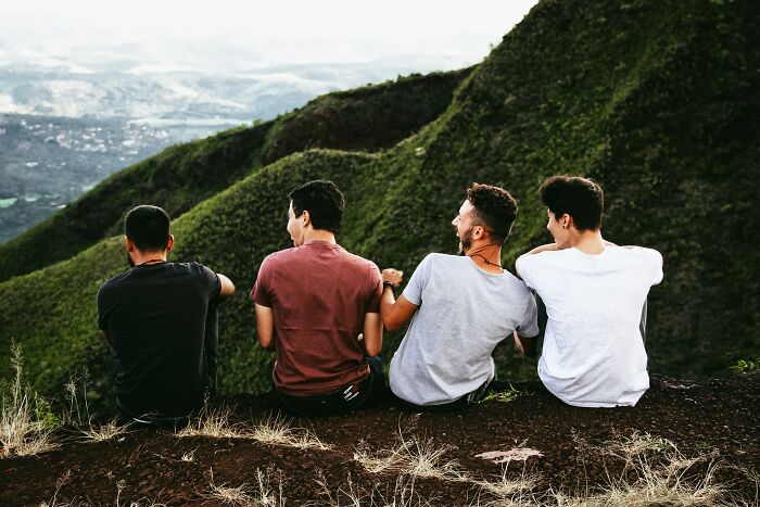 20 Hombres heterosexuales comparten cosas cotidianas que hacen en secreto y que la sociedad llama "gay"