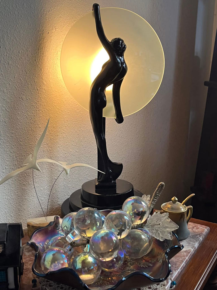 Le había comprado a mi madre una lámpara Silhouette para su cumpleaños cuando era adolescente. Siempre he estado comprando en mercadillos. La lámpara se perdió en el fuego y juré que volvería a encontrar una y, si podía permitírmelo, volvería a comprarla. ¡Hoy, nos encontramos de nuevo!