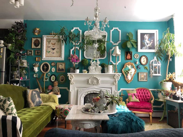¡Mi nueva pared de la galería! ( Me acabo de mudar a este lugar hace un mes) 90% encontrado o Thrifted & Up Cycled ... Todavía tengo más para meter Lol
