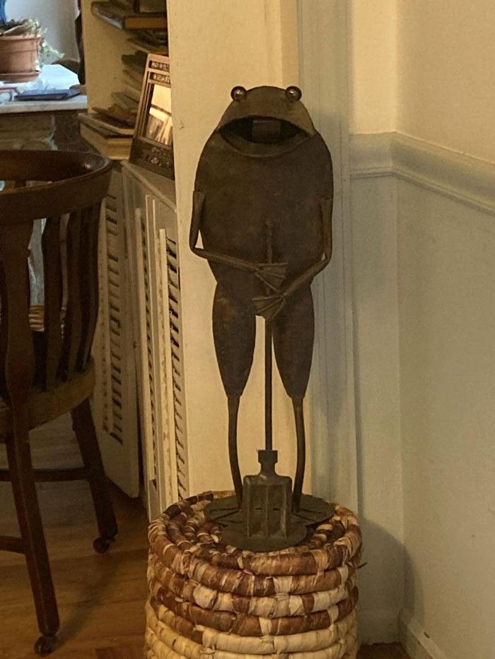 Mi abuela falleció hace poco (tranquila y sin dolor a los 92 años) y yo estoy heredando esta rana, una obra maestra absoluta. Mi madre no entiende por qué la quiero pero creo que este grupo lo apreciará