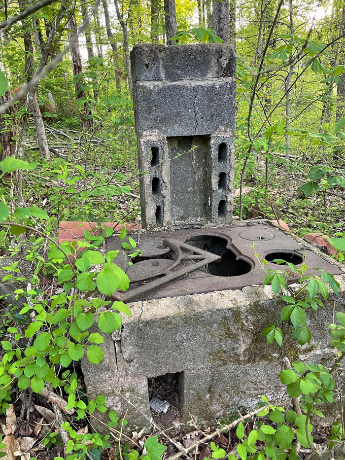 Estructura de fogones en el borde de la propiedad de la granja de 1920. Situado abajo de la colina de la casa