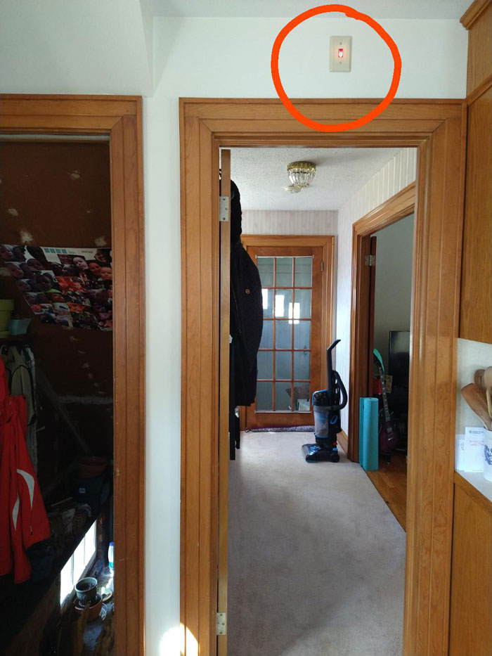 La casa de mi novia tiene un panel junto a la puerta del sótano que se ilumina cuando la luz del sótano está encendida. ¿Por qué?