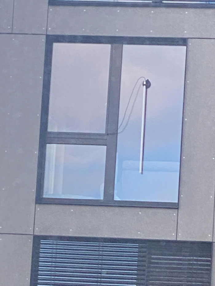 Mi vecino acaba de instalar esto fuera de su ventana. Supongo que mide algo pero nunca he visto un poste así