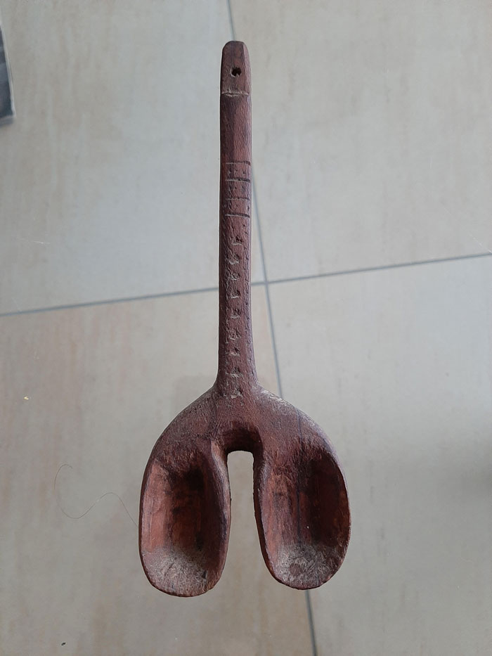 Encontré esto mientras limpiaba el ático. ¡Es de madera, parece hecho a mano, mide 20 cm, pero no tengo ni idea de lo que es o hace!