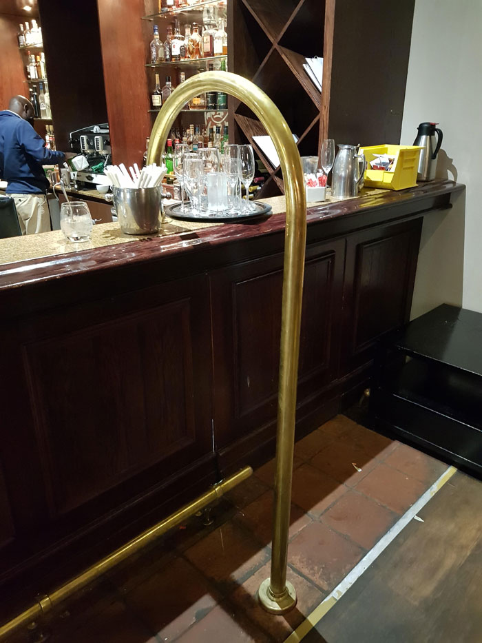 He visto este poste de latón con forma de caña (normalmente) en numerosos bares y pubs, y me he preguntado qué es y para qué se utiliza. No he sabido buscar en Google las palabras correctas para obtener un resultado