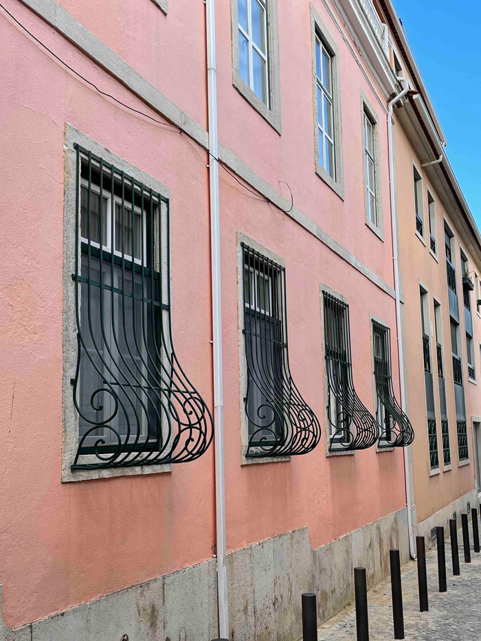 Por qué estas rejillas de las ventanas tienen un bulto. Visto en España