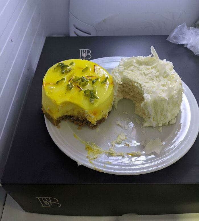 Una compañera anuncia que se ha quedado embarazada, le compré pastelitos para celebrarlo y cuando va a empezar la fiesta y voy por ellos al frigorífico de la oficina...