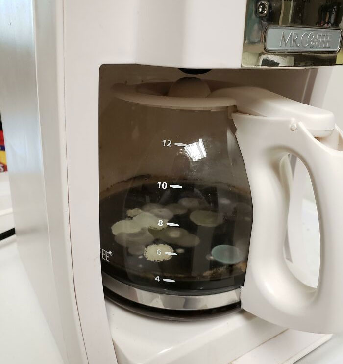 Cafetera en la oficina de mi compañero. Ya me pregunto cómo es por dentro