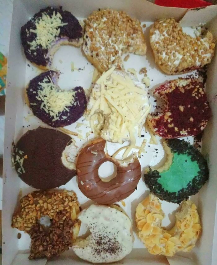 Alguien ha estado mordisqueando mis donuts, se supone que eran para llevar a mis hijos después del trabajo